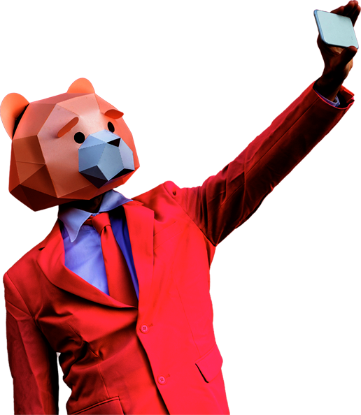 Persona con cabeza de oso sosteniendo un celular
