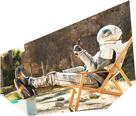 Persona con traje de astronauta descansando en una reposera